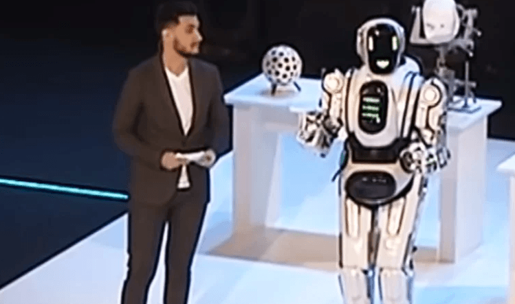 Čovjek obučen u kostim naziva „Aljoša robot“ - Avaz