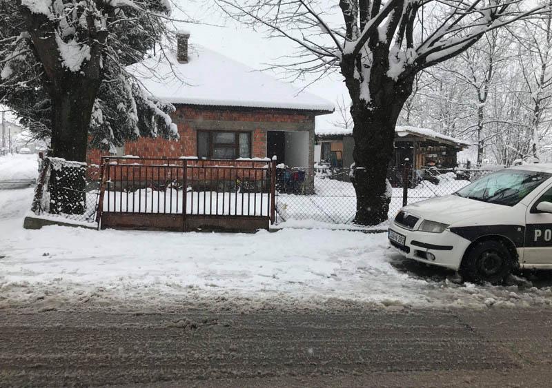 Mali Lug jučer: Ispred kuće u kojoj se dogodio zločin dječiji bicikl naslonjen na zid - Avaz