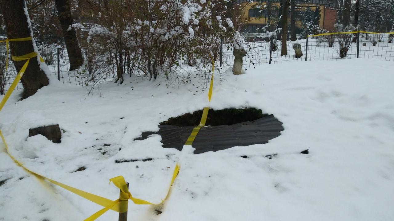 Zemlja tone zbog podzemnih voda, slijeganja tla ili nekadašnjeg toaleta