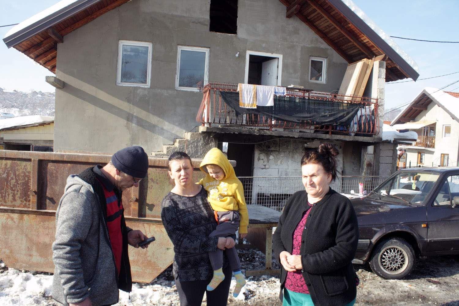 Bećirbašići ispred kuće (nana skroz desno, unuk u rukama svoje mame) - Avaz