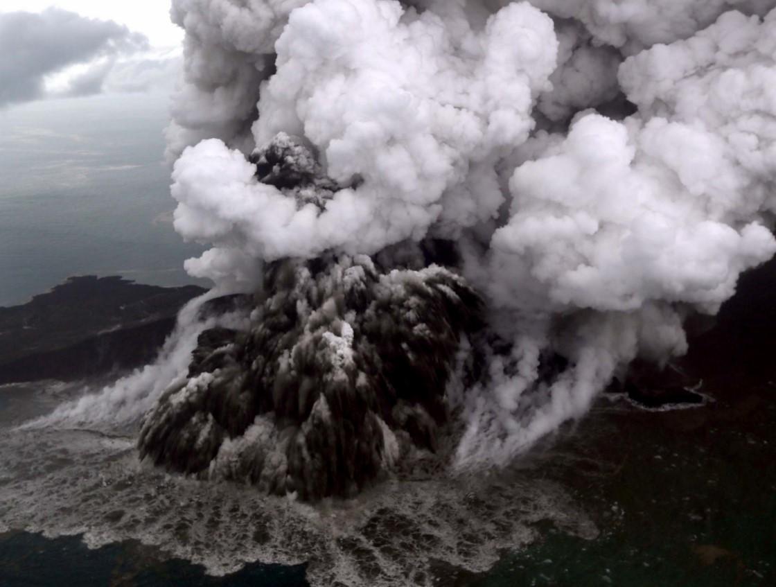 Vulkan Anak Krakatau u Indoneziji - Avaz