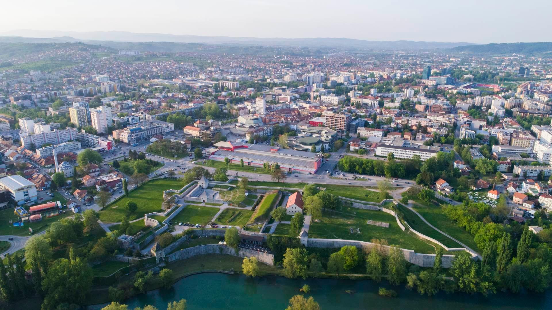 Tri nebodera u centru i „Bašta sljezove boje“ ispred Dječijeg pozorišta