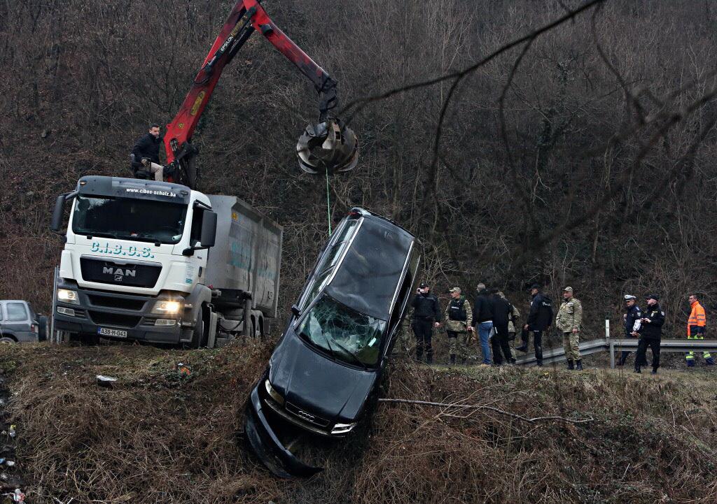 Izvlačenje Audija iz rijeke Lašve - Avaz