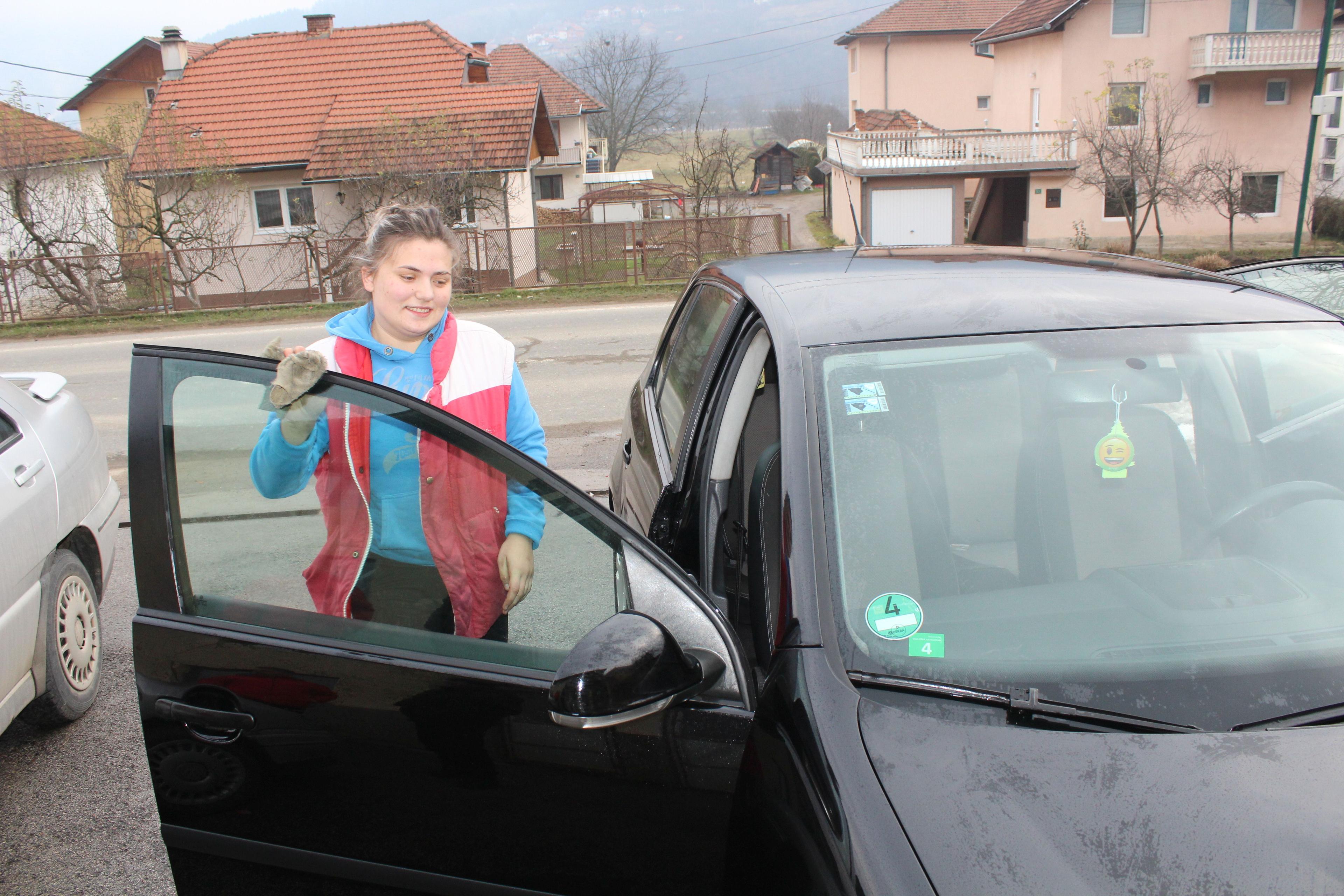 Selmedina kod vlasnika automobila najprije izaziva najprije nevjericu, a zatim osmijeh i divljenje - Avaz