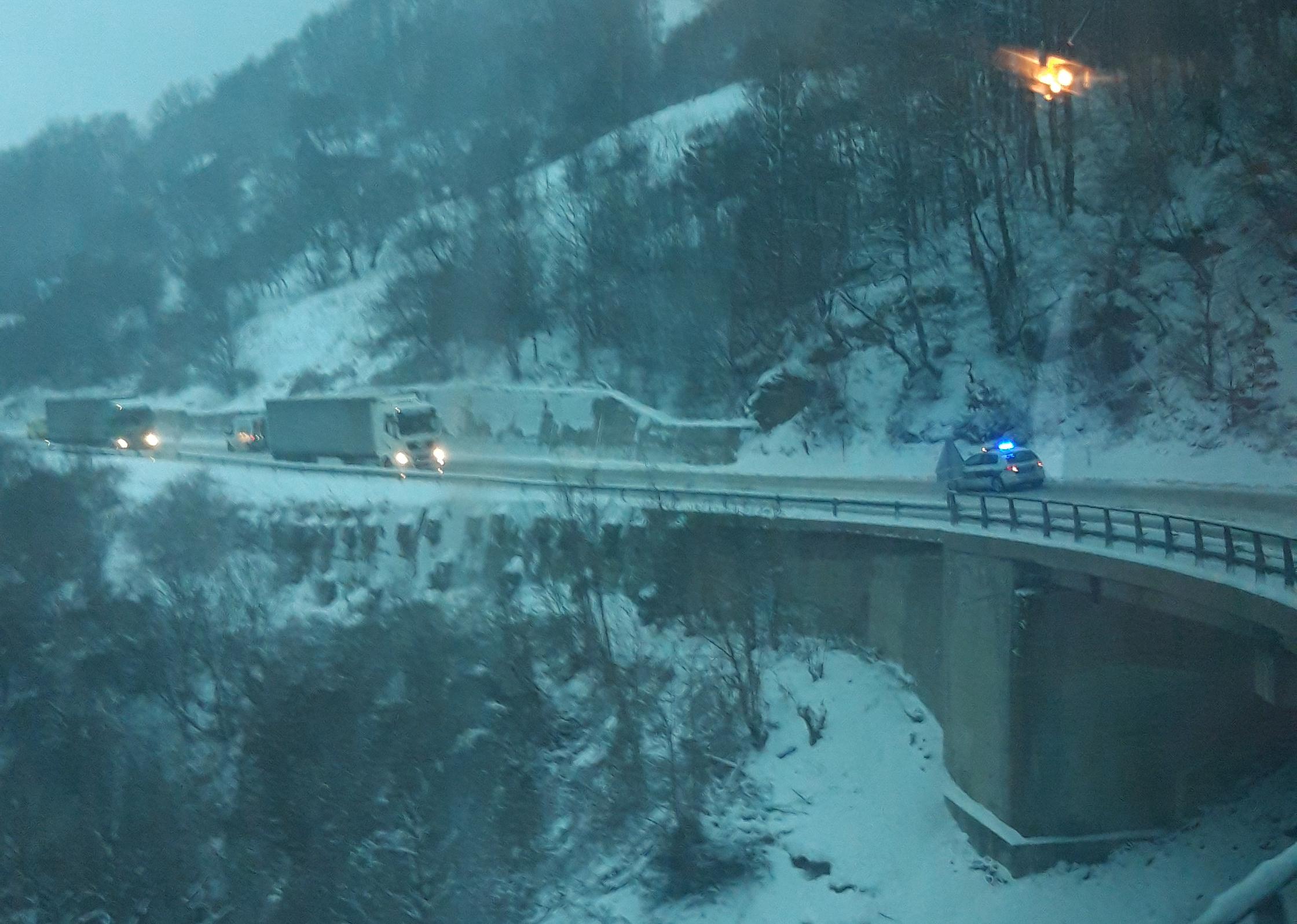 Snijeg pravi velike probleme: Bradina pred ponovnim kolapsom, nekoliko kamiona zaglavljeno