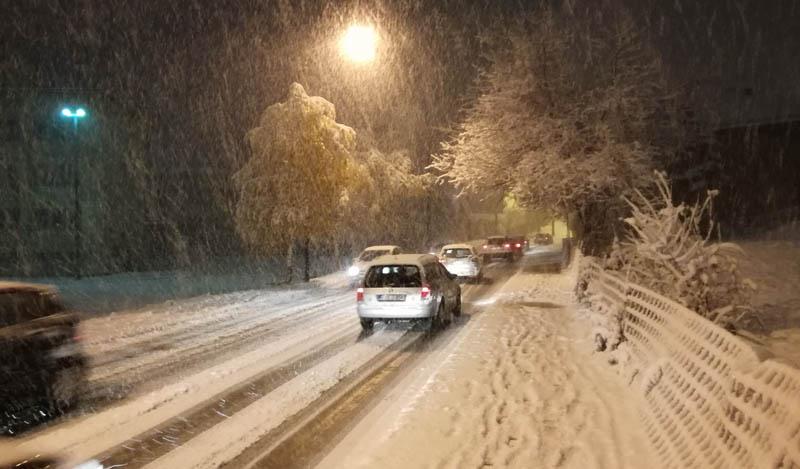 Ulice Sarajeva i dalje neočišćene i slabo prohodne