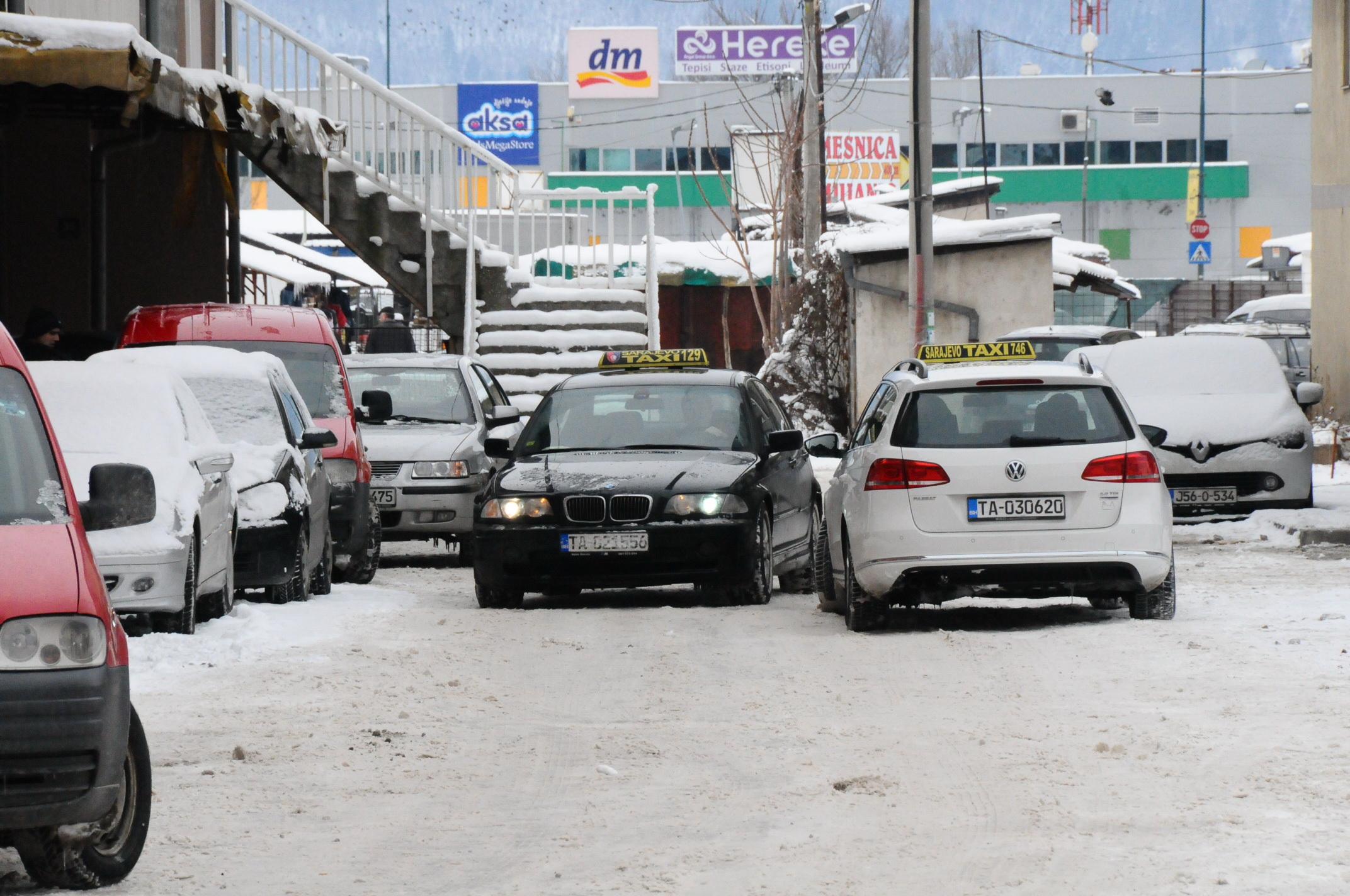 Saobraćajnica puna rupa, a sada i okovana ledom