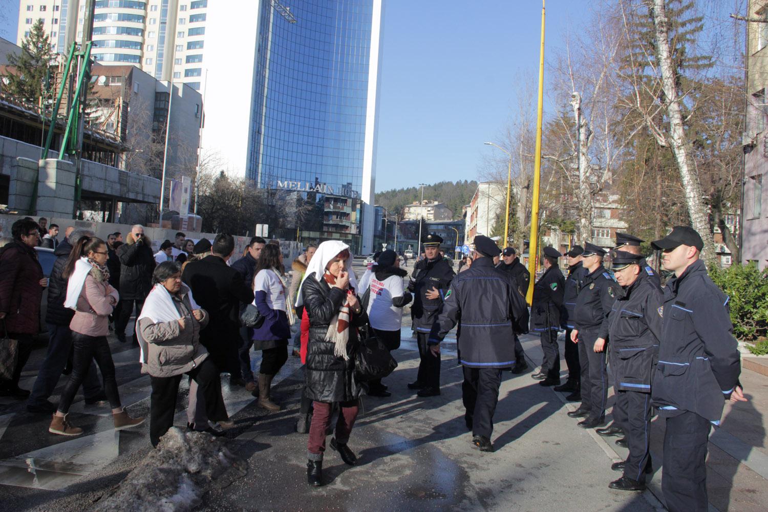 Prevareni kupci stanova u zgradi ''15. maj'' ponovo izašli na ulice