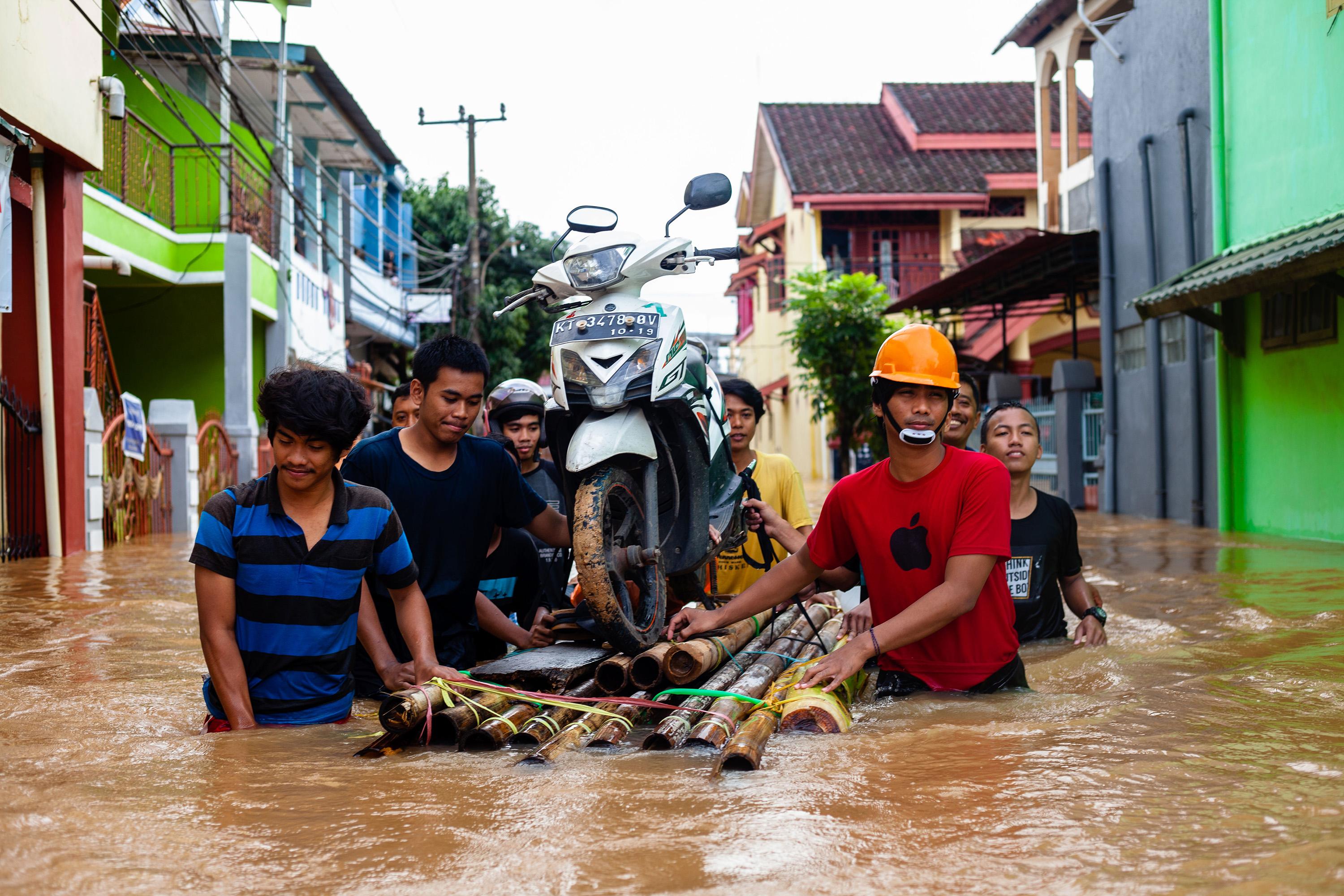 U poplavama u Indoneziji poginulo najmanje 68 osoba