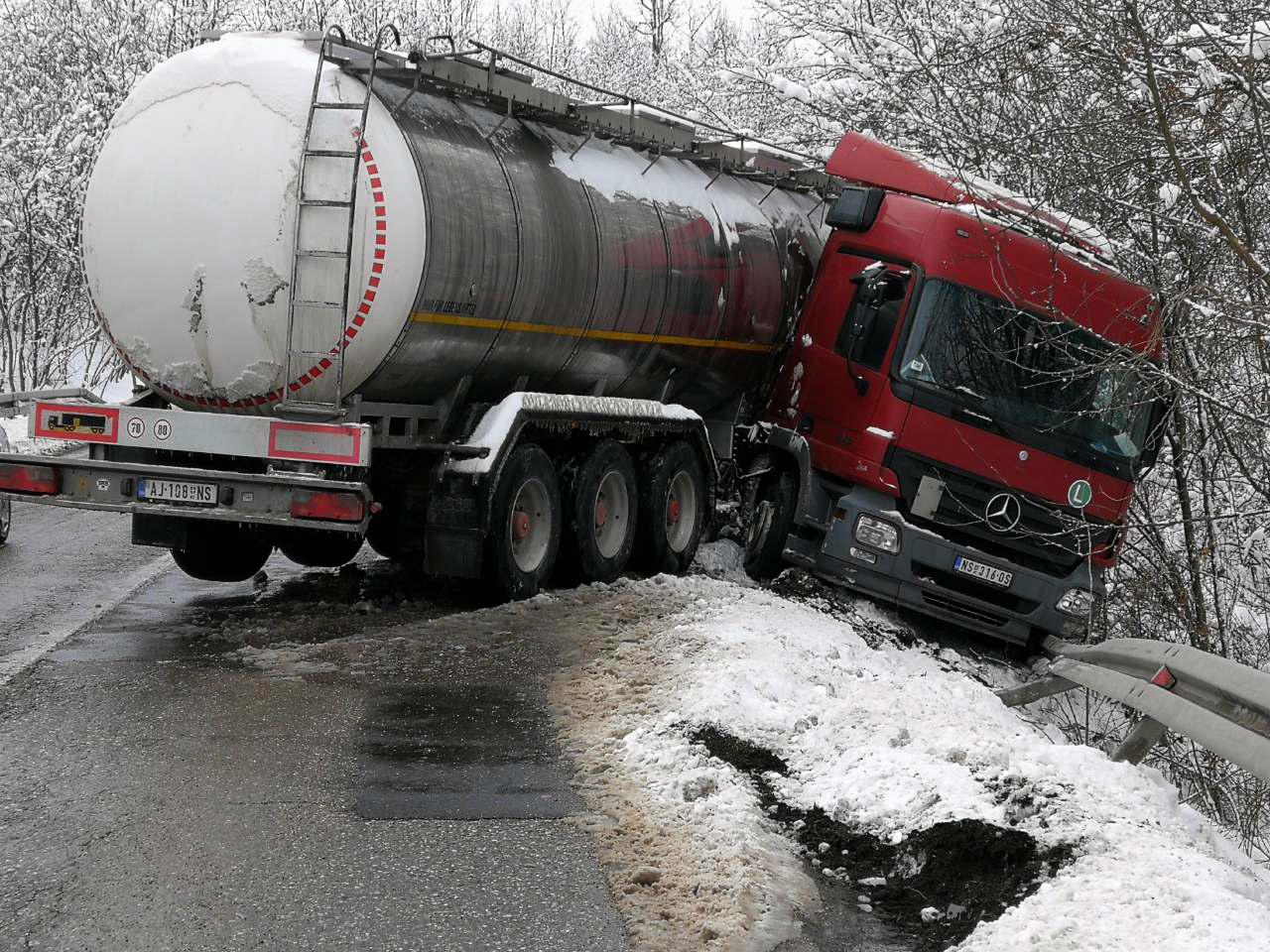 Na putu Bijeljina - Brčko cisterna sletjela s ceste