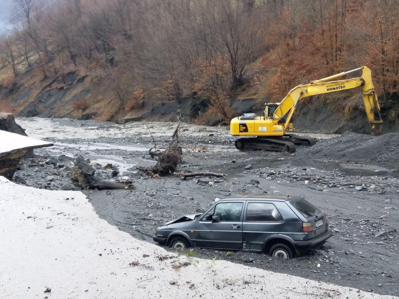 Zenica: Putevi do Bistričaka i Topčić Polja u potpunosti uništeni, mještani probdjeli cijelu noć