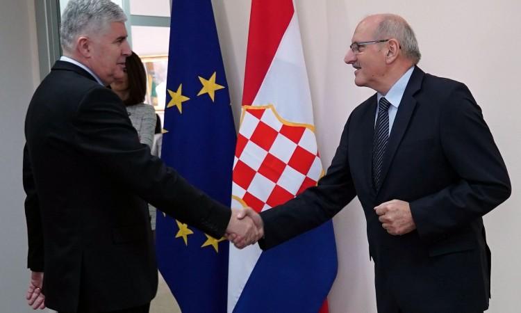 Čović primio u oproštajnu posjetu hrvatskog ambasadora u BiH Ivana Del Vechija