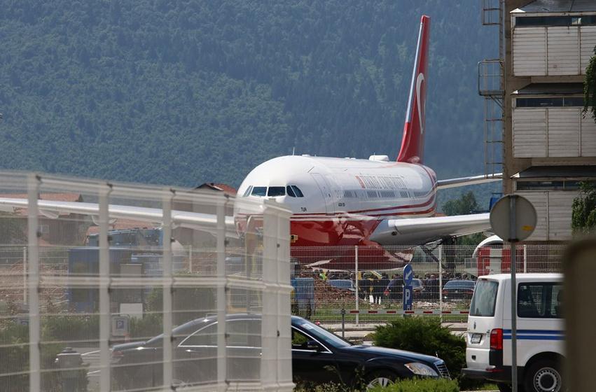 Zaboravljeni avion godinama stoji na aerodromu