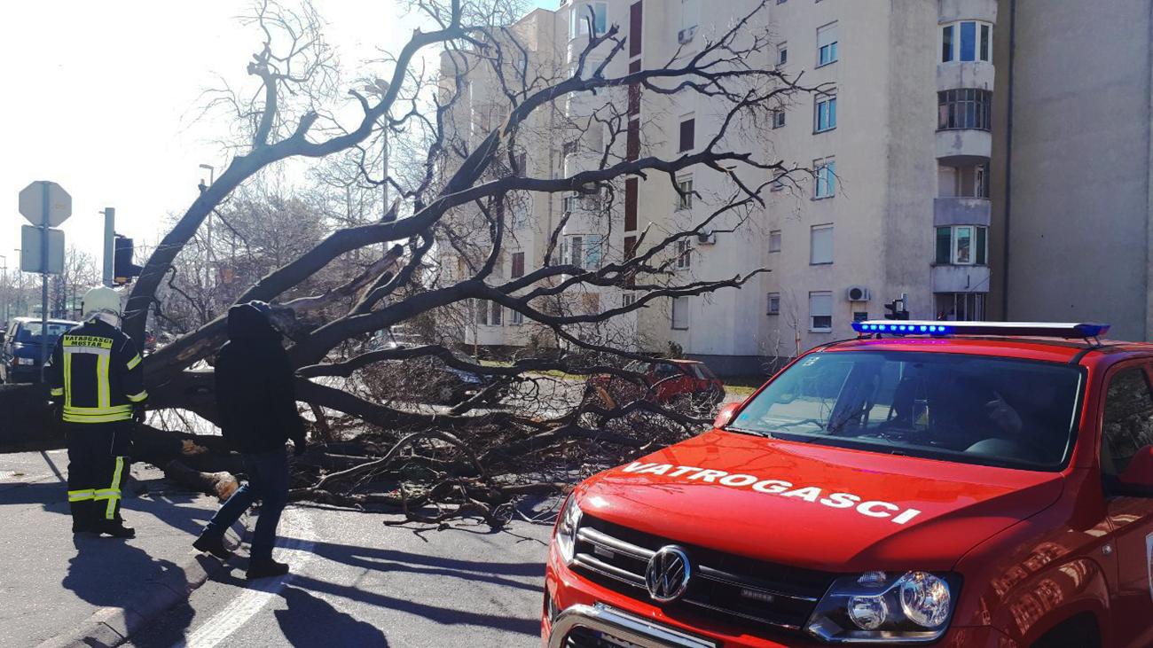 Teško stanje i danas na pojedinim saobraćajnicama u Mostaru - Avaz