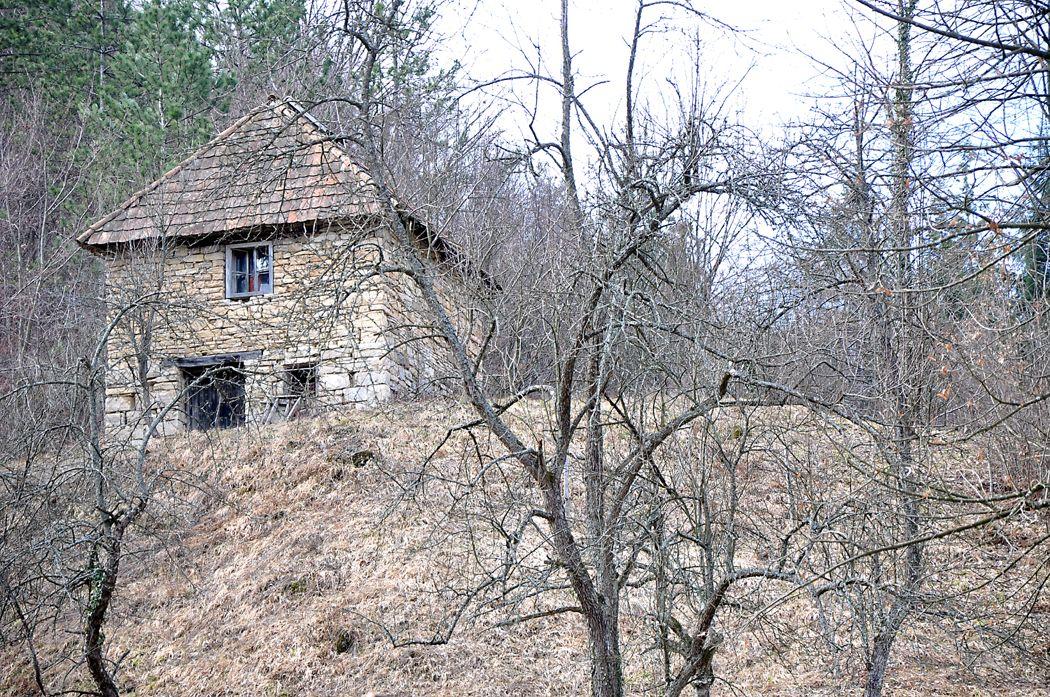 Zatvorena škola koja je vrvjela od đaka, najmlađi stanovnici u sedmoj deceniji