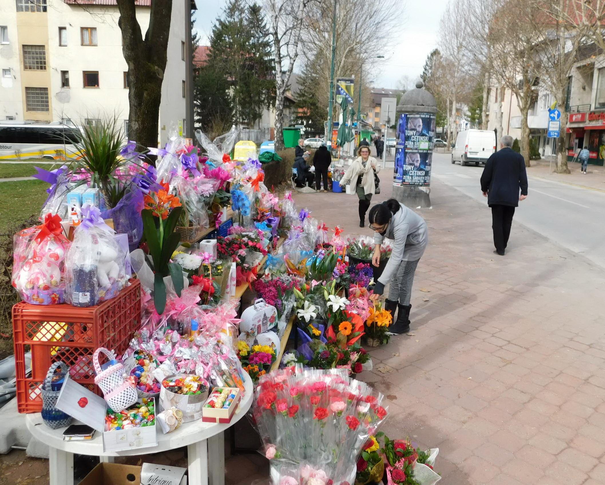 Stolovi sa cvijećem na ulicama u Vogošći - Avaz