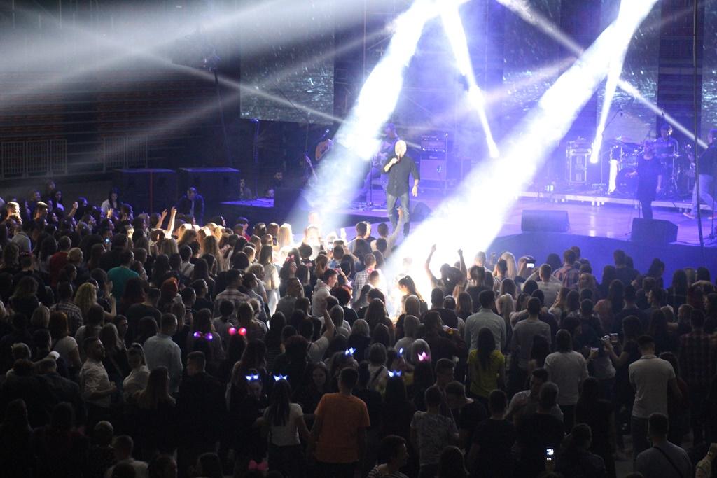 Spektakularni koncert Tonija Cetinskog u Zenici - Avaz