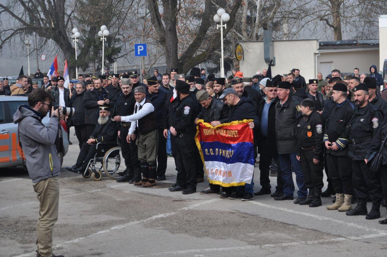 Postrojavanje četnika u Višegradu - Avaz