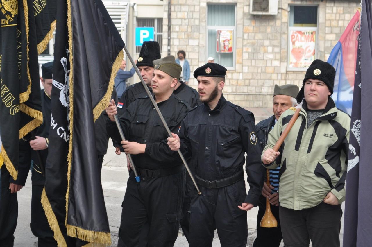 Postrojavanje četnika u Višegradu - Avaz