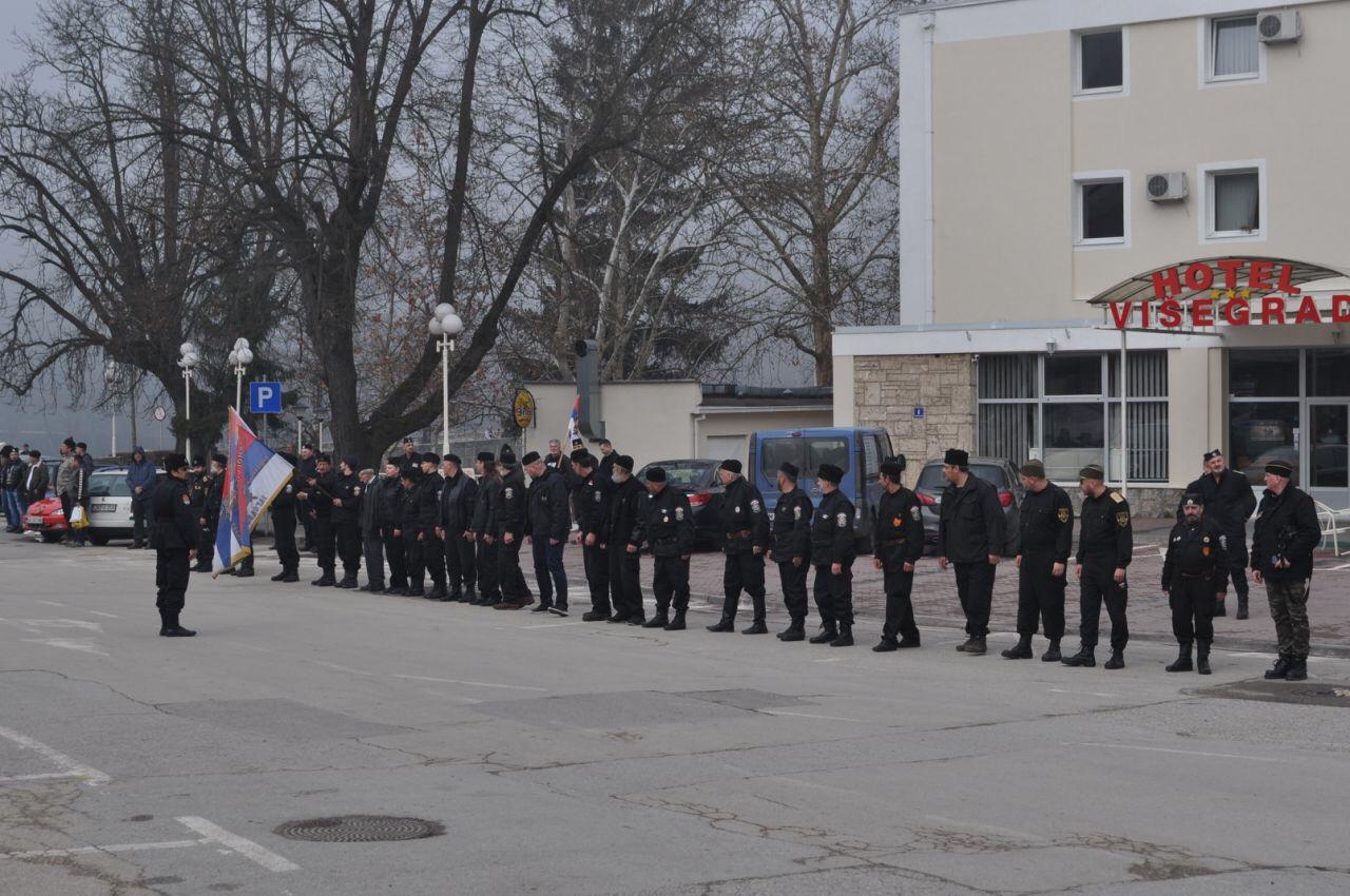 Postrojavanje četnika u Višegradu - Avaz