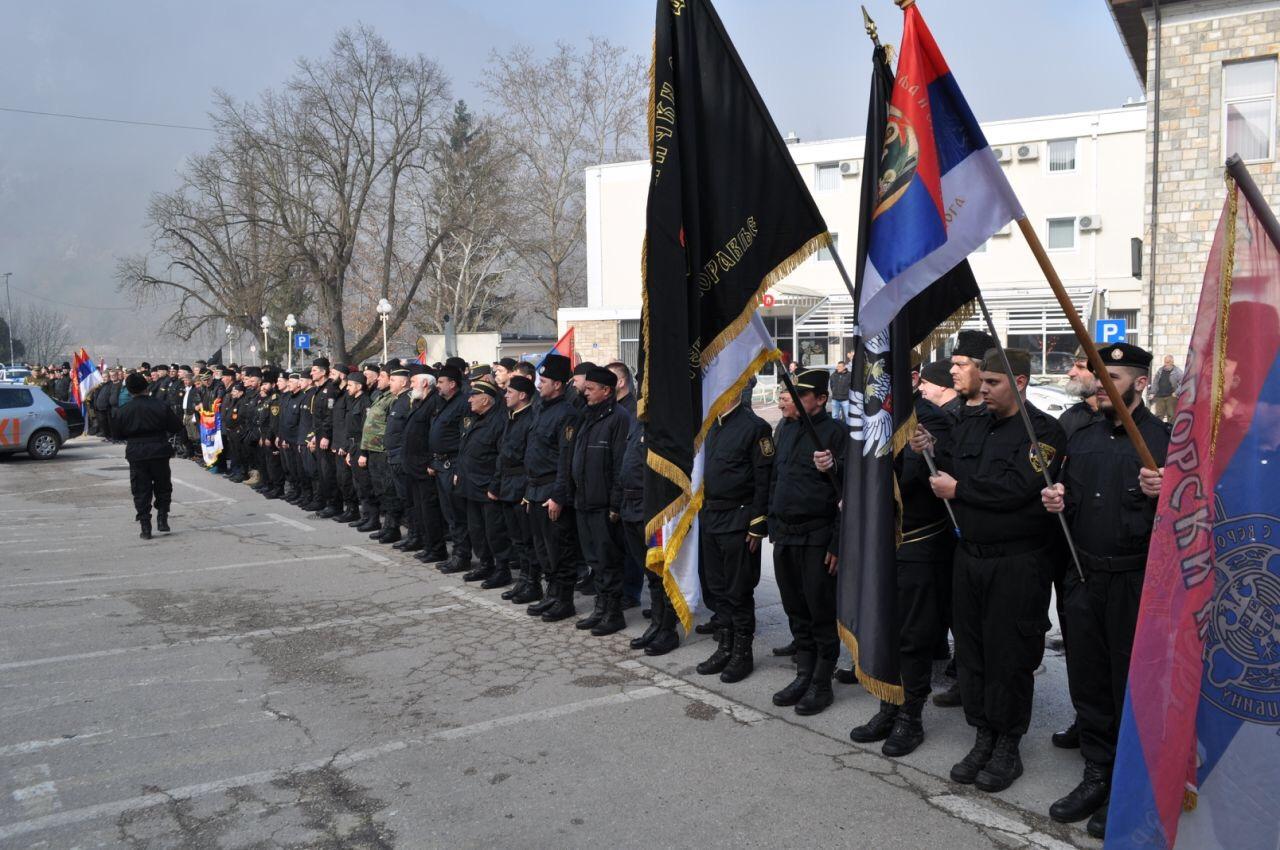 Postrojavanje četnika u Višegradu - Avaz