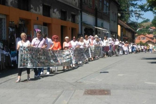 Mirni protesti u Tuzli u znak sjećanja na 11. juli 1995.