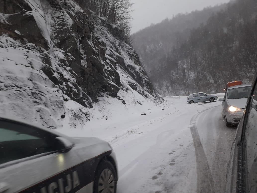 Novi snijeg stvara probleme vozačima - Avaz