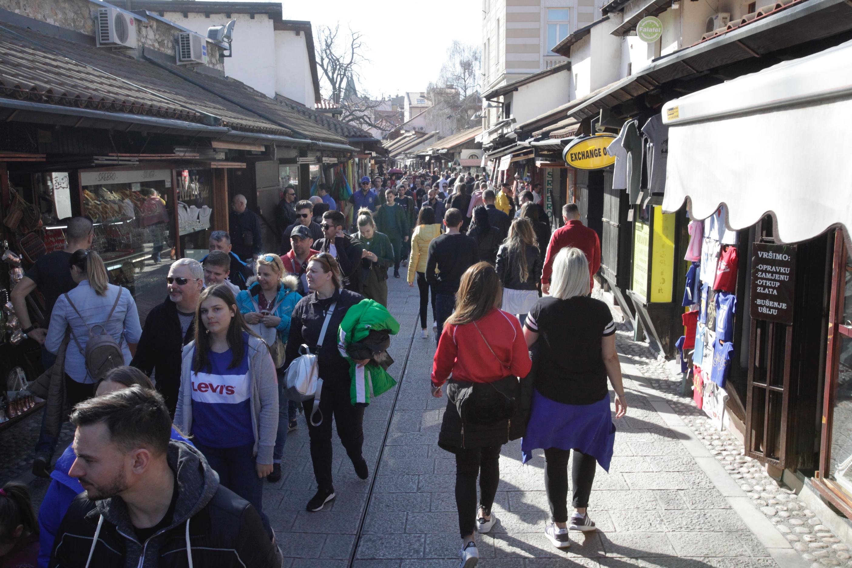 Sarajlije i turisti uživali u nedjeljnom popodnevu