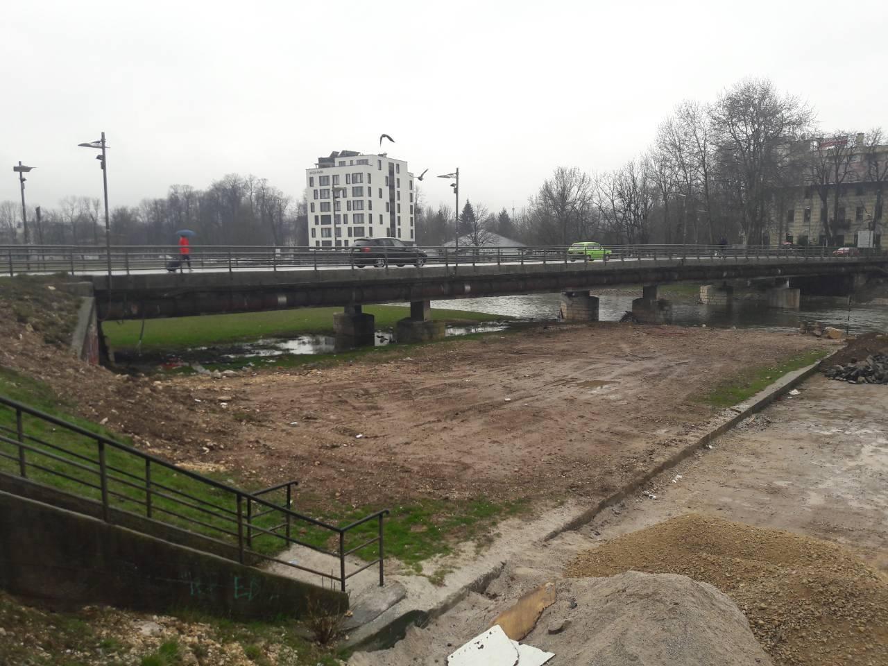 Travnjak na obali Željeznice potpuno uništen - Avaz