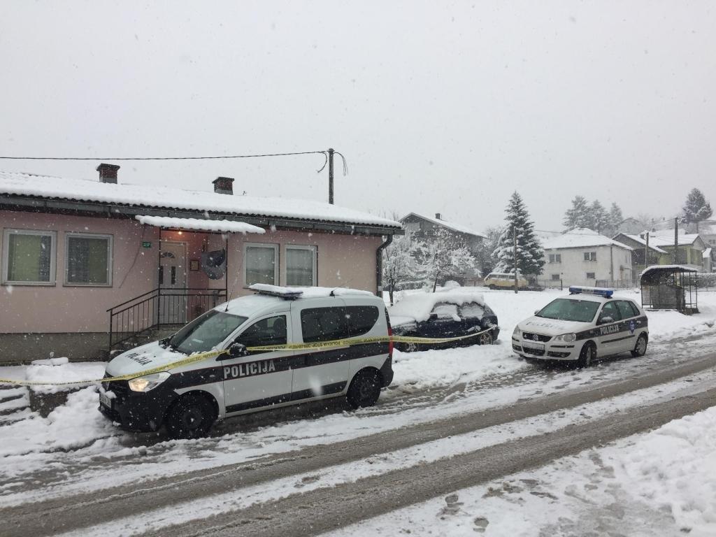 Policija ispred kuće ubijene starice u Zavidovićima - Avaz