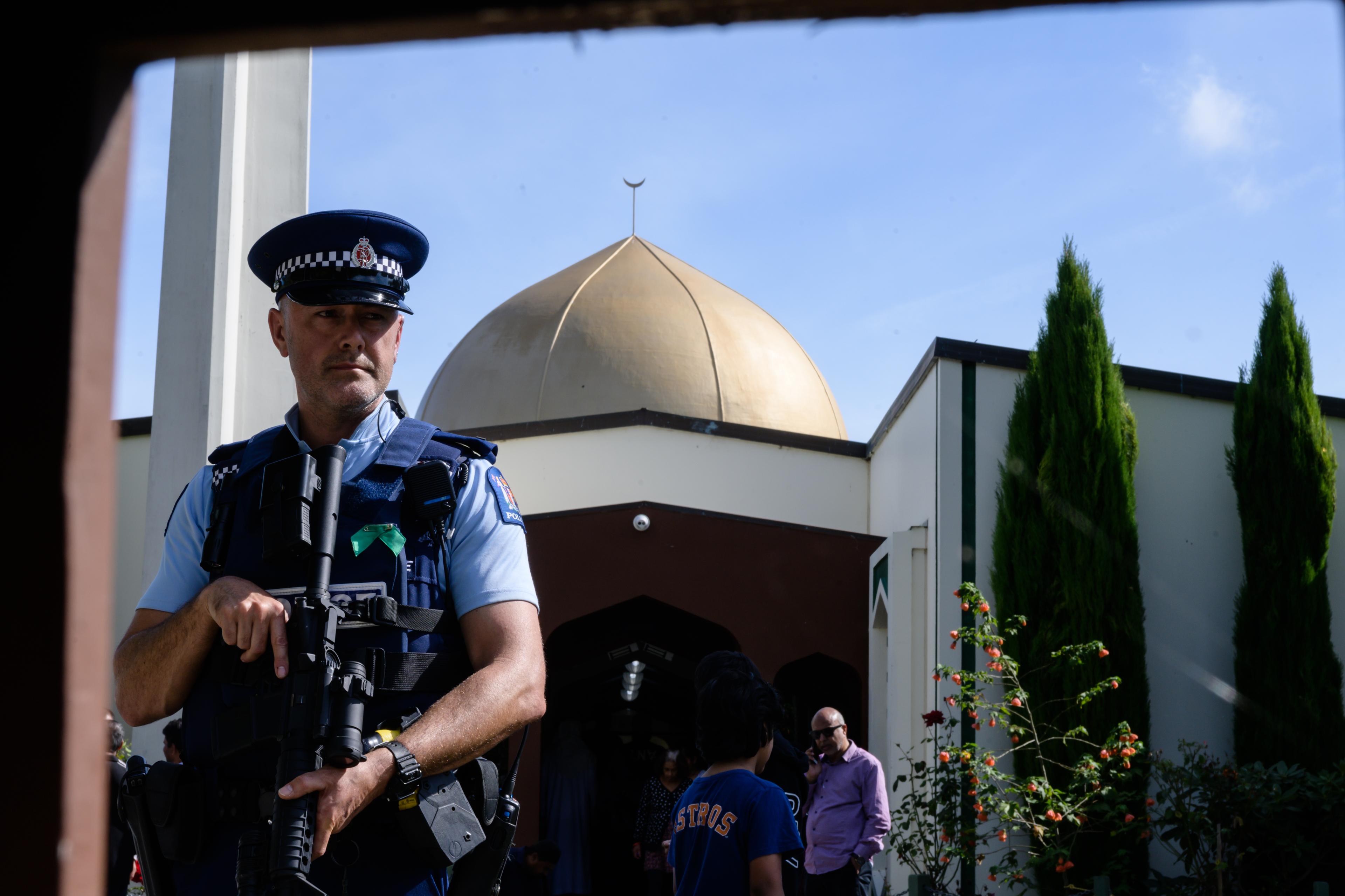 U džamiji Al Nur molitva je počela uz prisutnost policije - Avaz