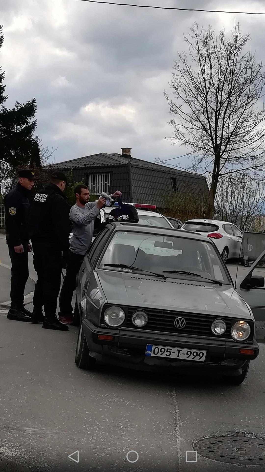 Pogledajte kako su policajci pretresli Golf i vozača koji se nije zaustavio na njihov znak