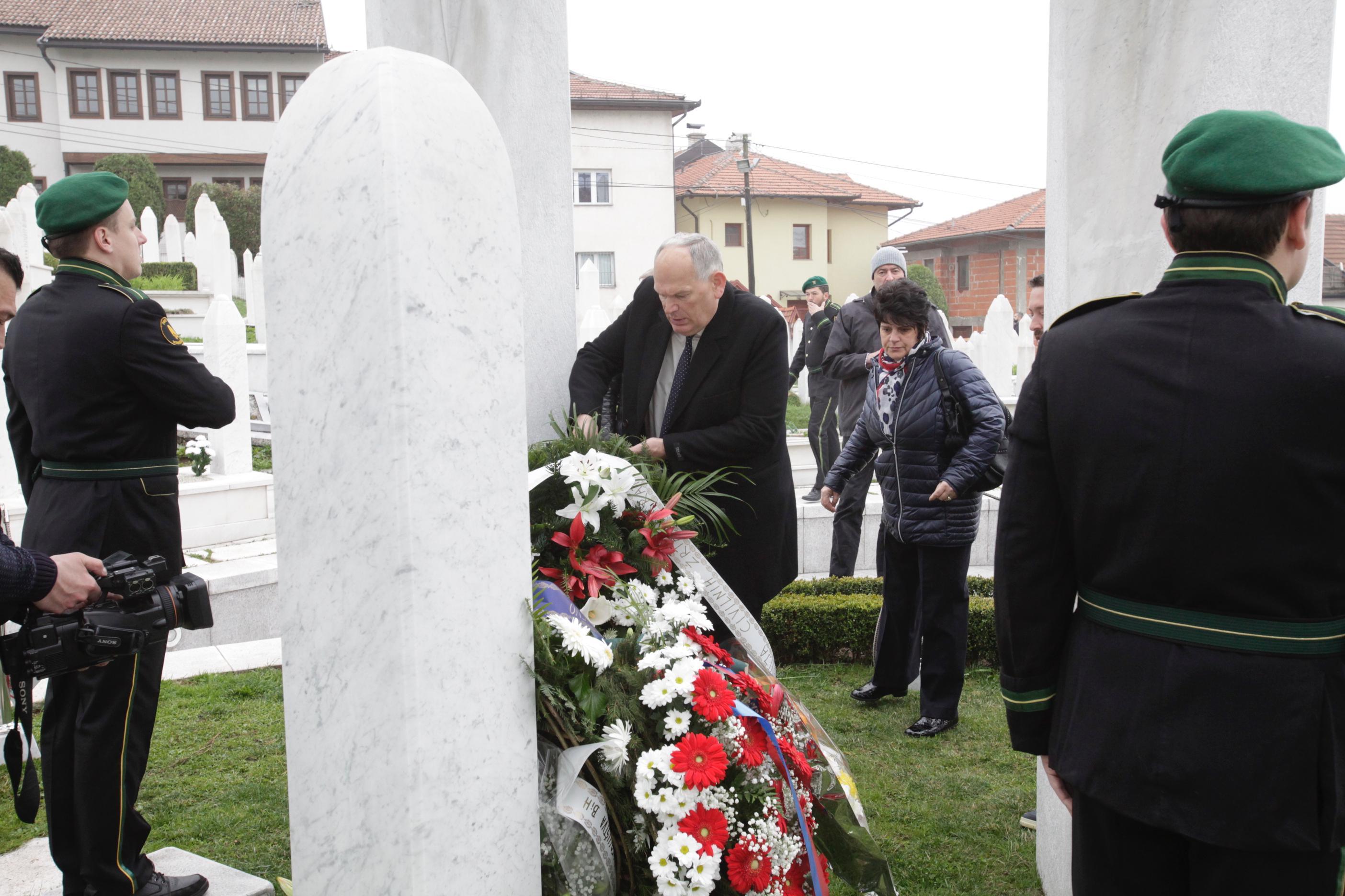 Delegacije položile cvijeće na mezarju Kovači - Avaz