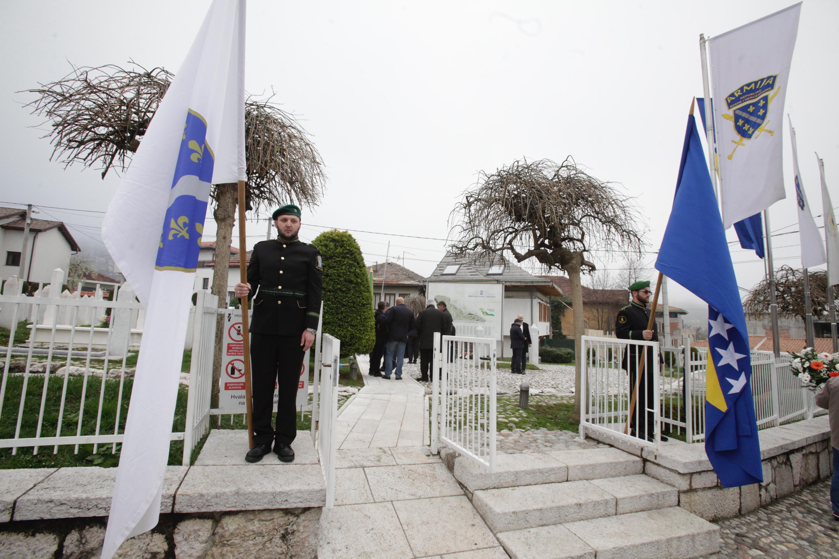 Delegacije položile cvijeće na mezarju Kovači - Avaz