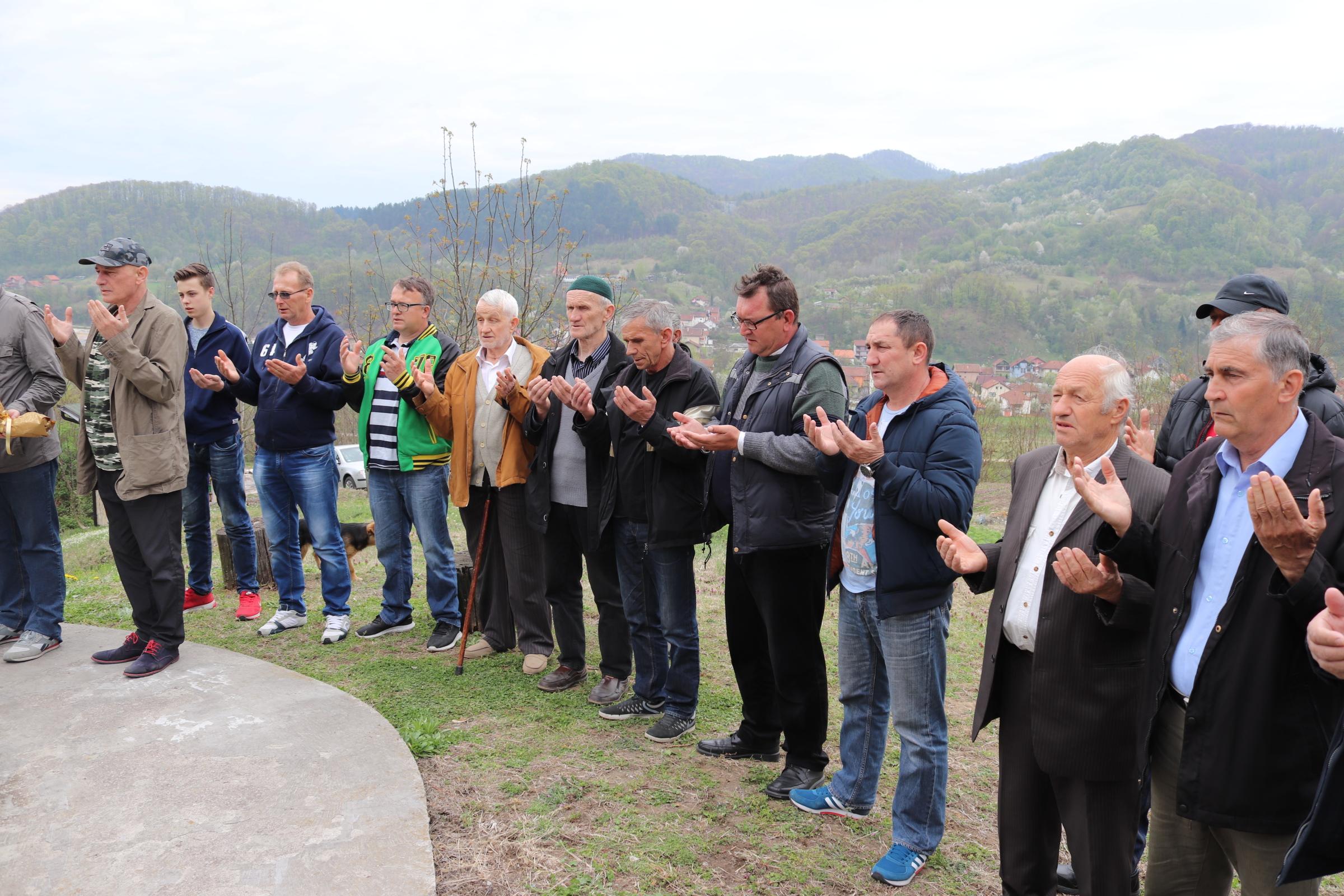 Na mezarje Kazanbašča položeno cvijeće i proučena Fatiha žrtvama zločina u Zvorniku - Avaz