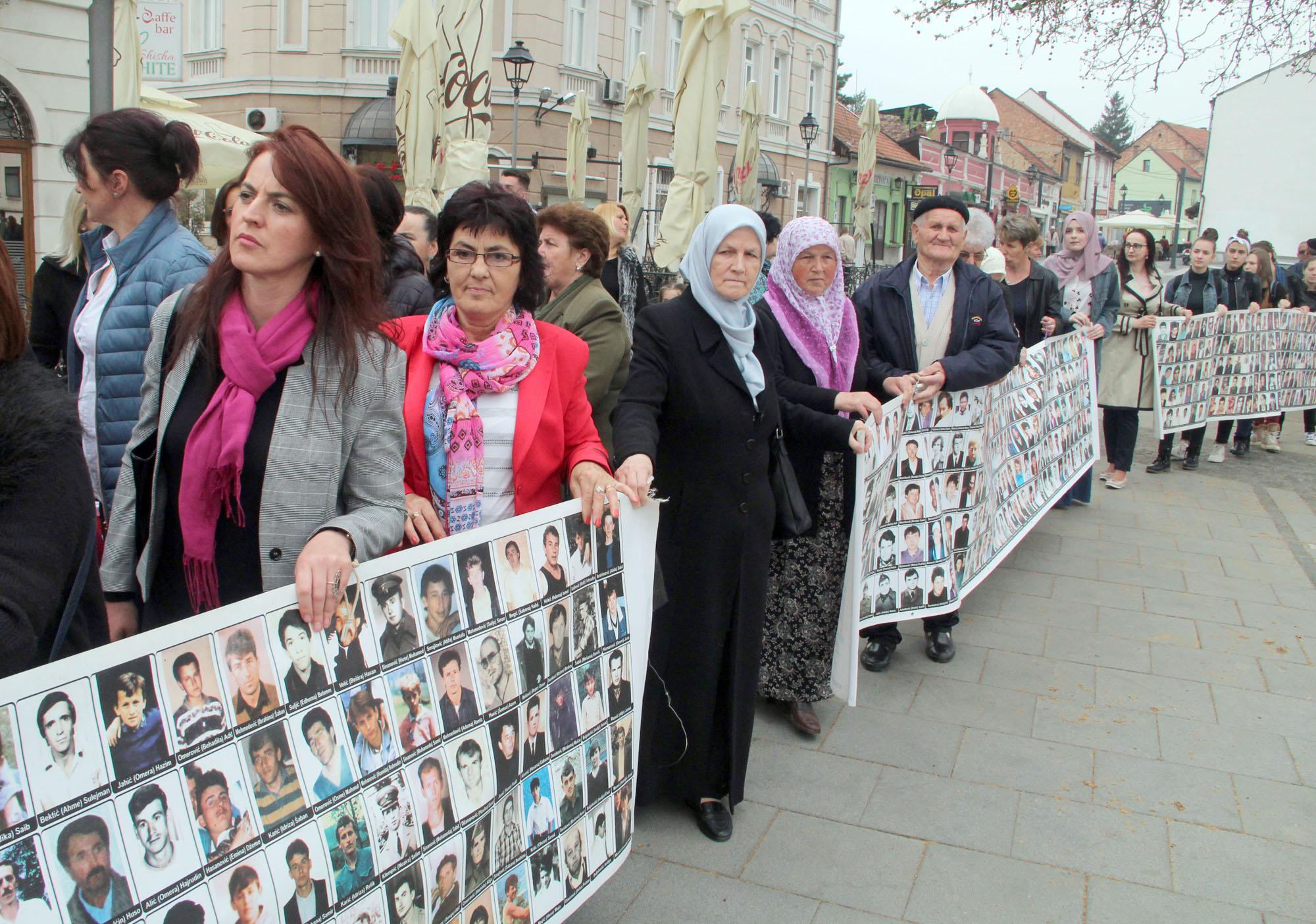 Mimohod majki Srebrenice  u Tuzli - Avaz