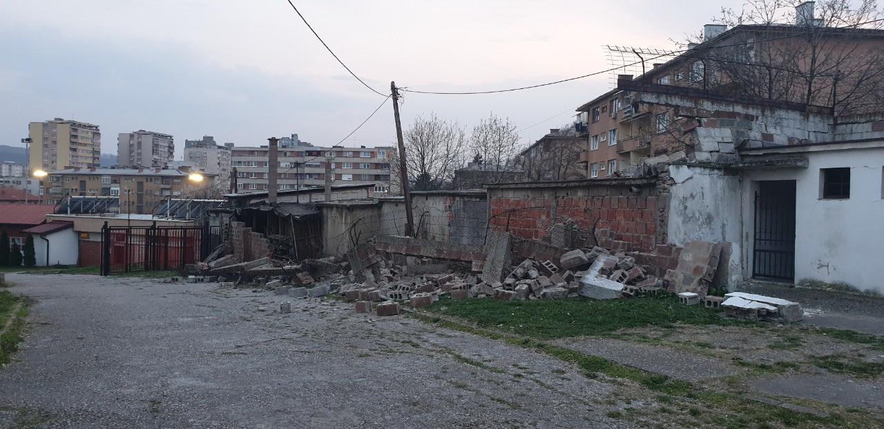 Niko, srećom, nije povrijeđen iako se zid nalazi na najfrekventnijem dijelu stadiona - Avaz