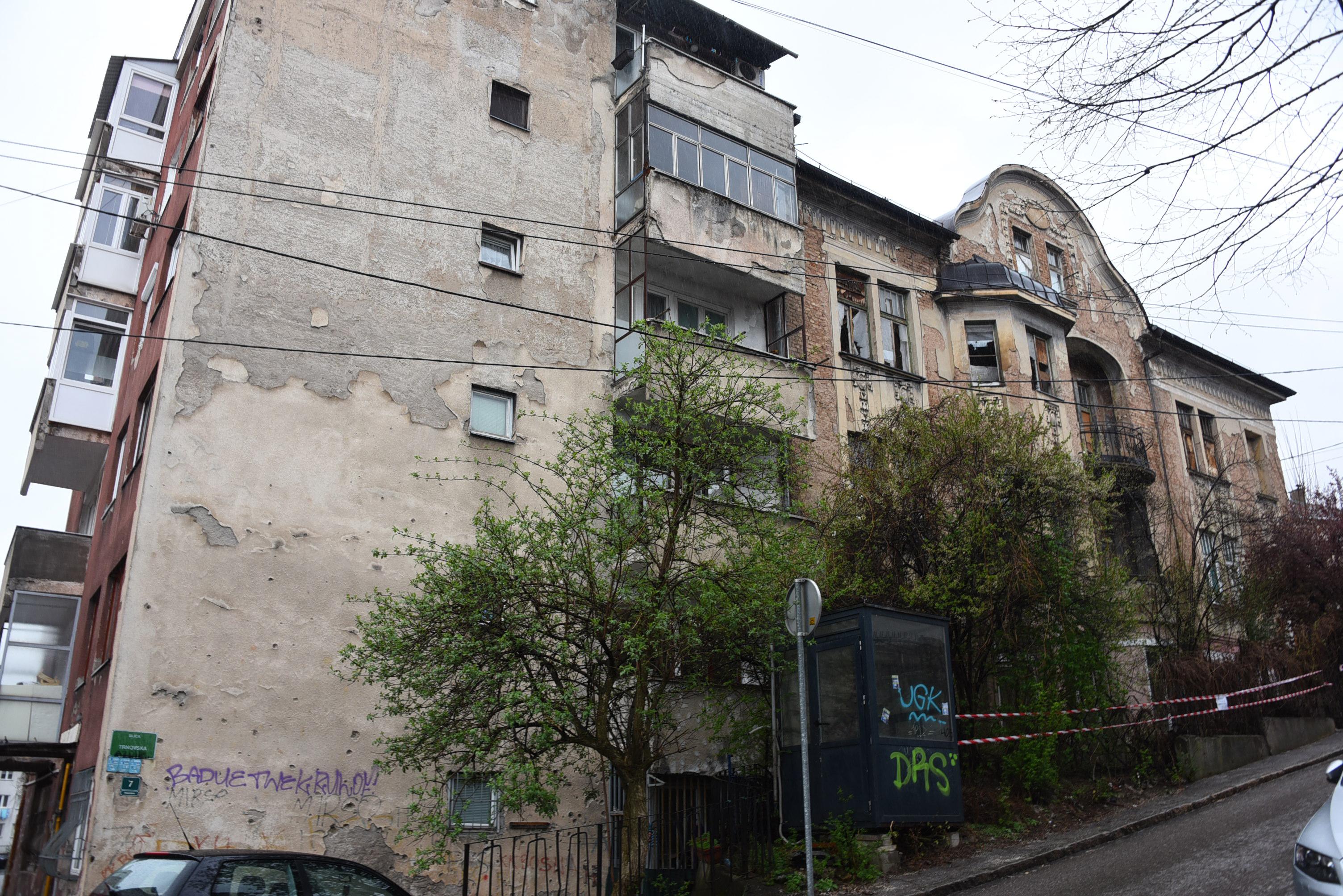 Zbog stare zgrade probleme imaju i stanari koji žive u zgradi pored - Avaz