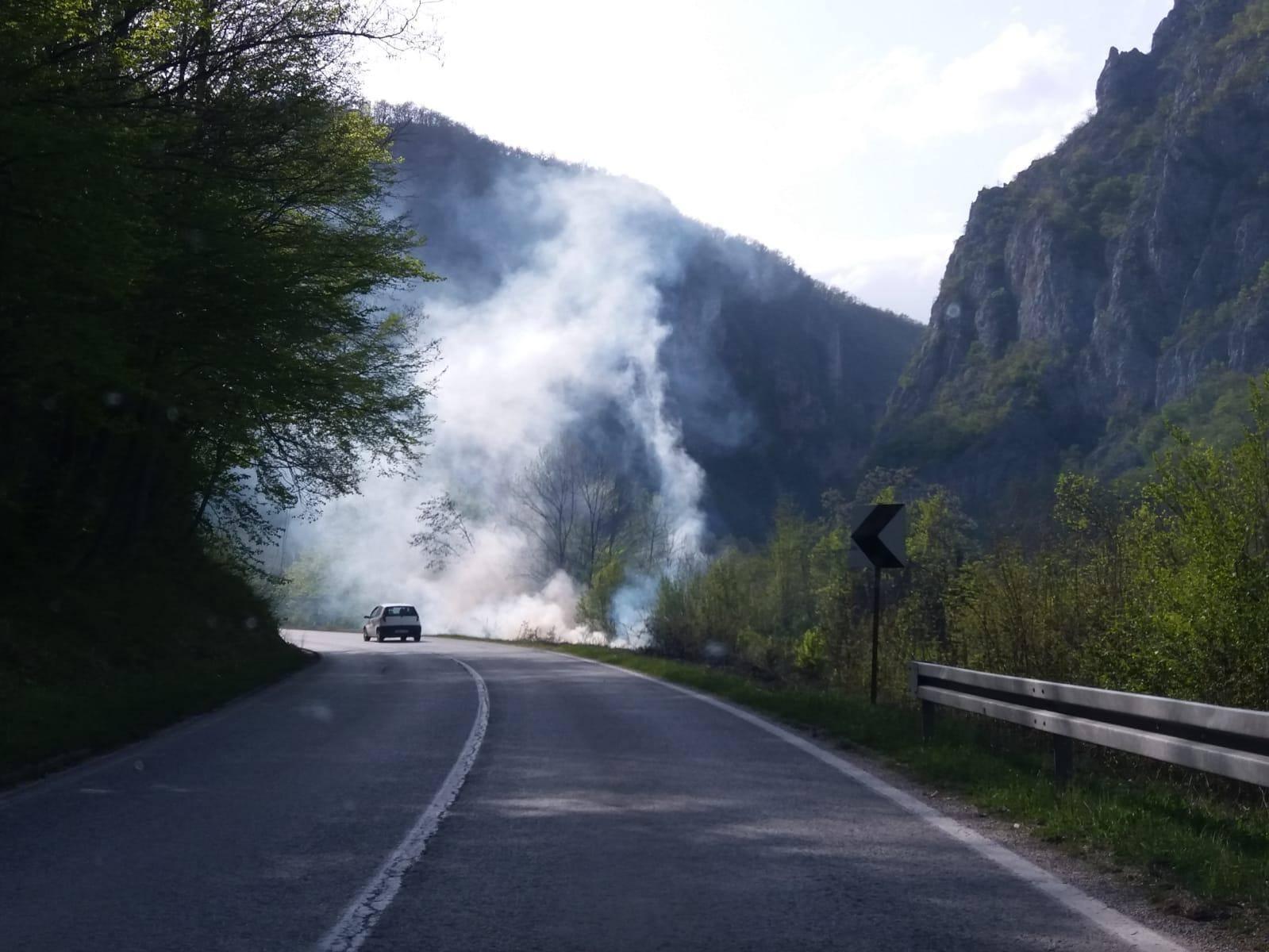 Buknuo manji požar na putu Trnovo - Foča