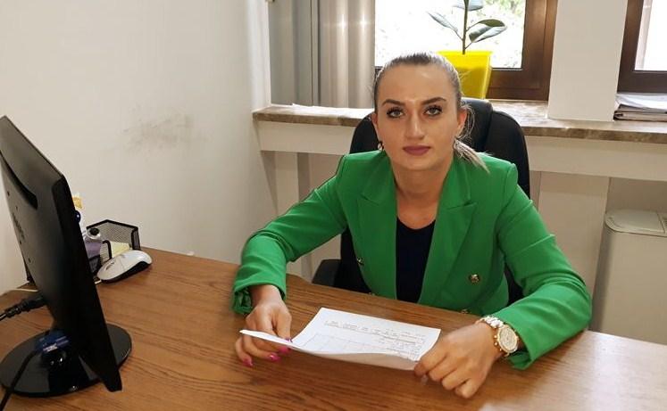 Mlada Nikolina Pejanović do 15 sati općinarka, poslije vozi viljuškar, traktor, kamion...