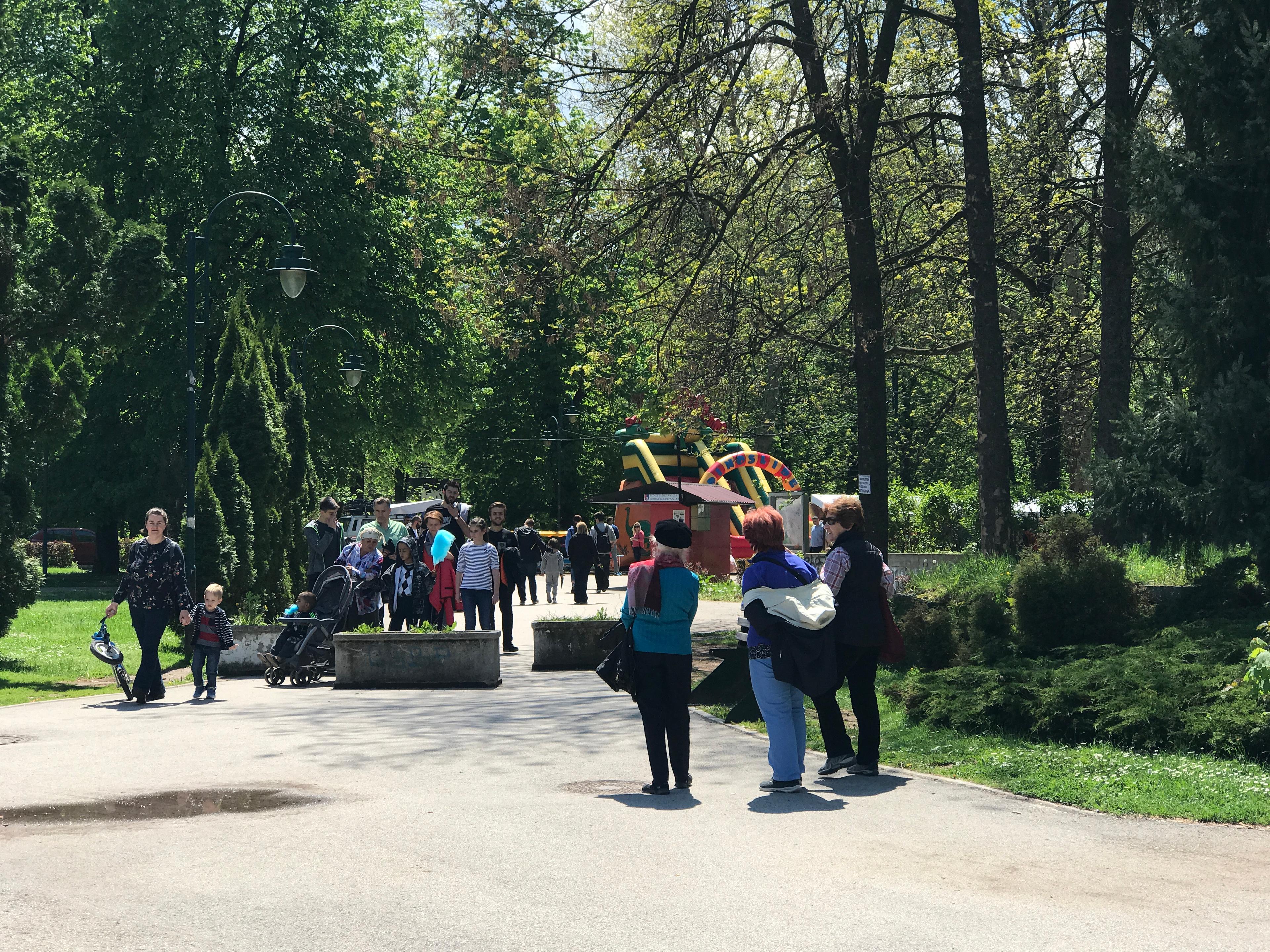 Građani iskoristili neradni dan i sunčano vrijeme: Ilidžanskim parkom odzvanjaju cvrkut, smijeh i graja