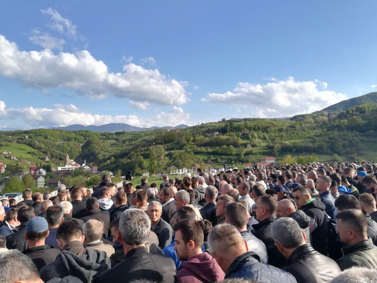 Žalostan dan u Prozor/Rami: Tuga i muk na dženazi stradalom mladiću Azemu Đogiću