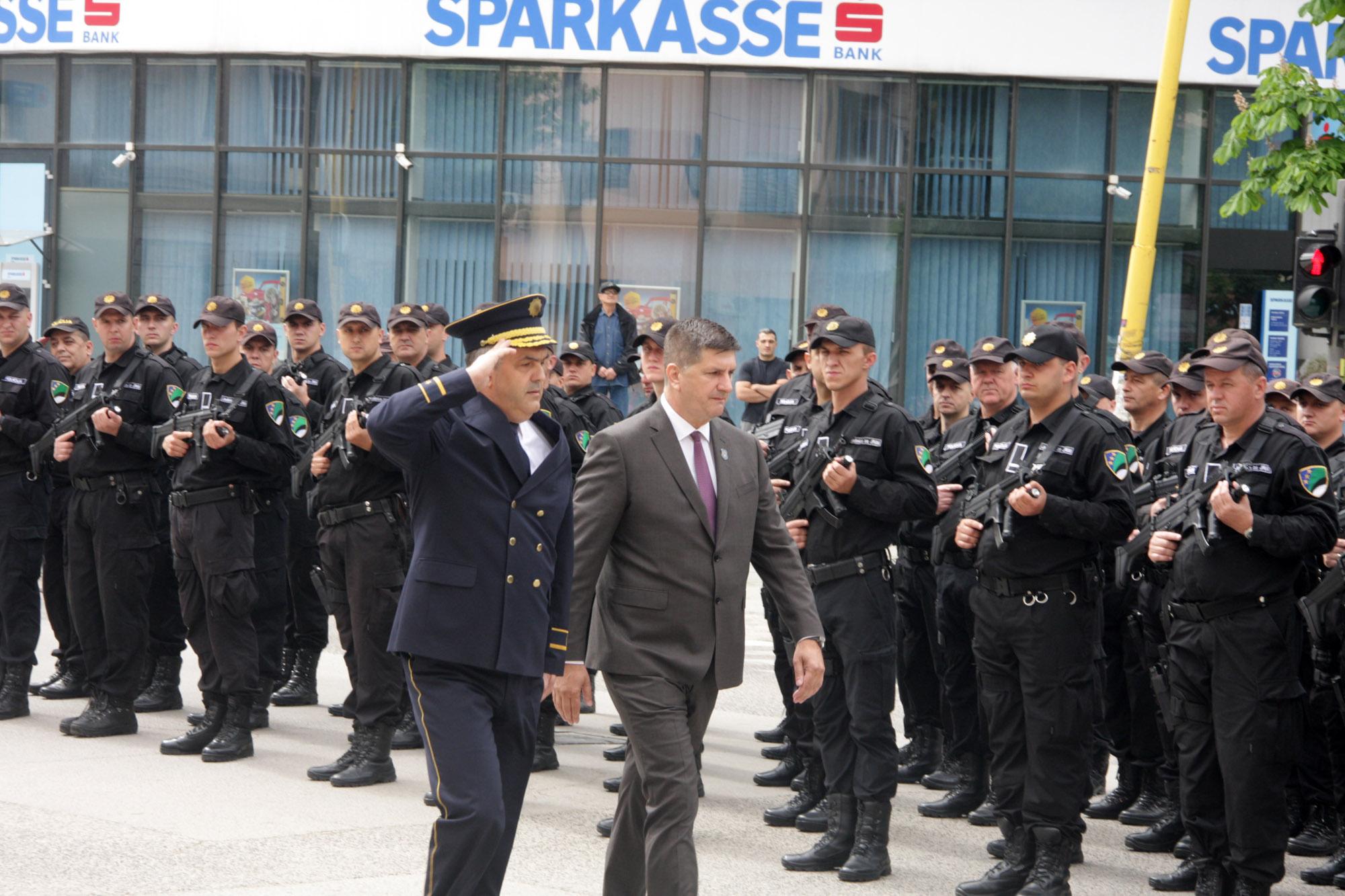 Postrojavanjem na Trgu slobode i defileom kroz grad službenici policije TK pokazali čime raspolažu