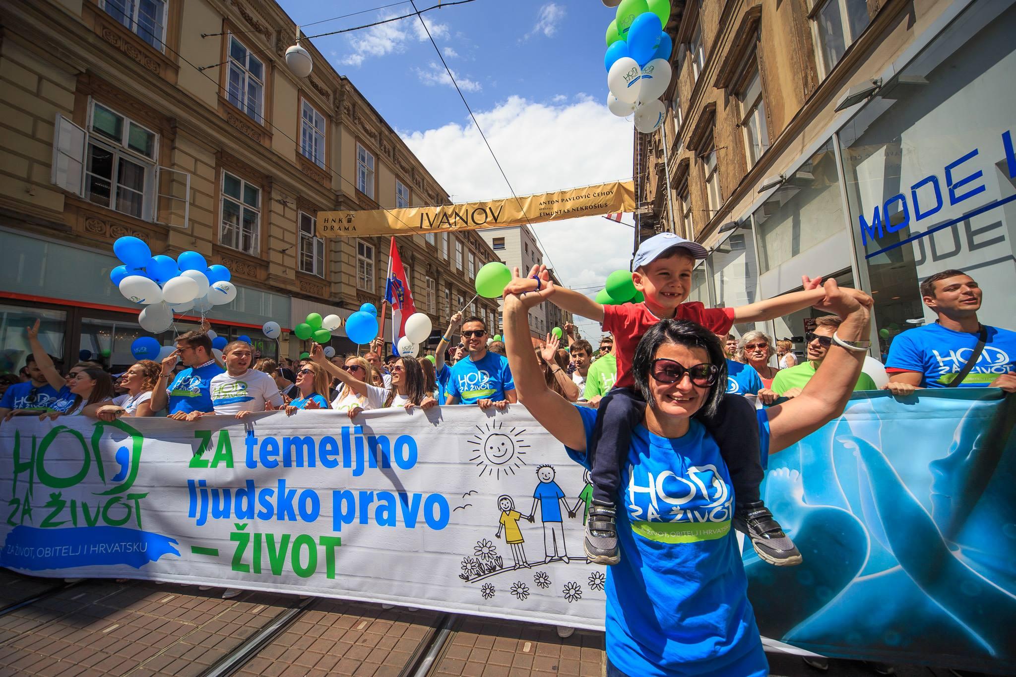 Za i protiv abortusa: S jedne strane Thompson, s druge krvave spavaćice i marica