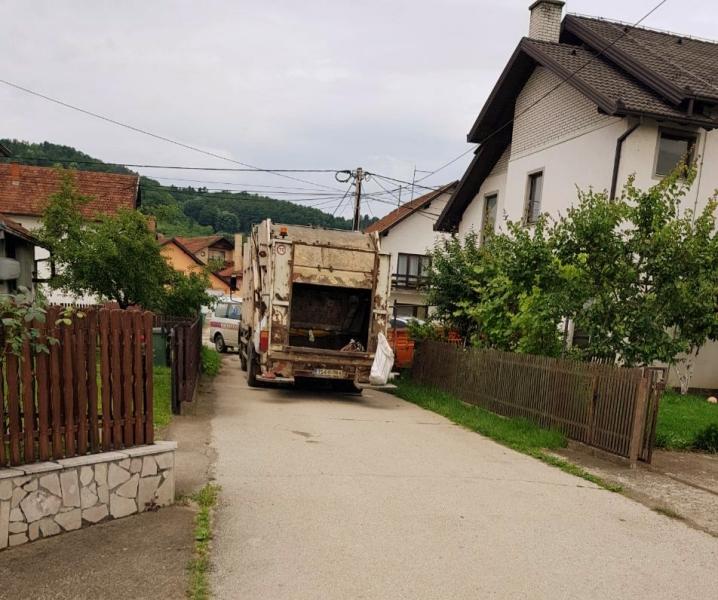 Tragedija u Modriči: 19-godišnjak pao pod kamion i poginuo