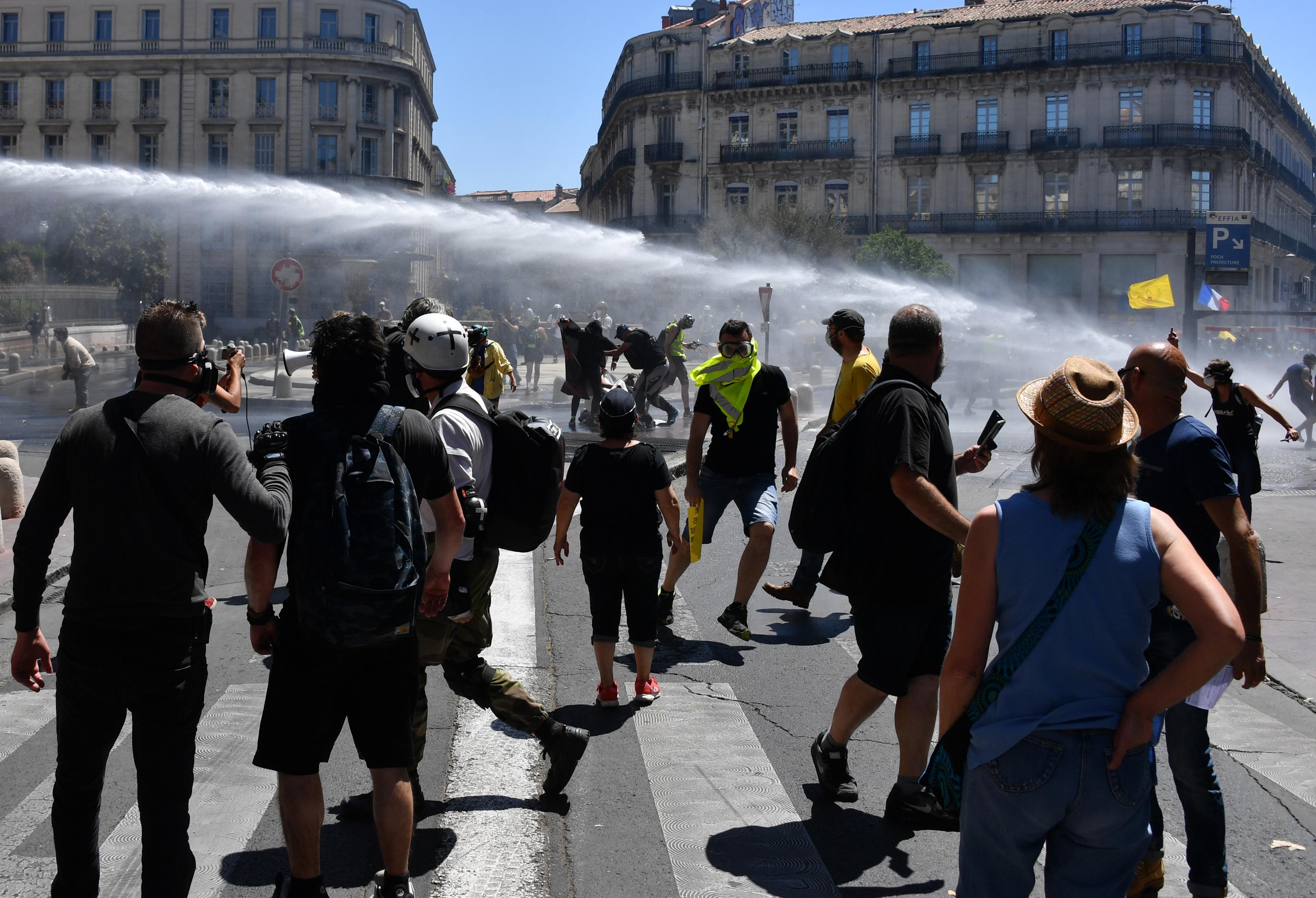 Dva policajca povrijeđena tokom protesta "žutih prsluka"