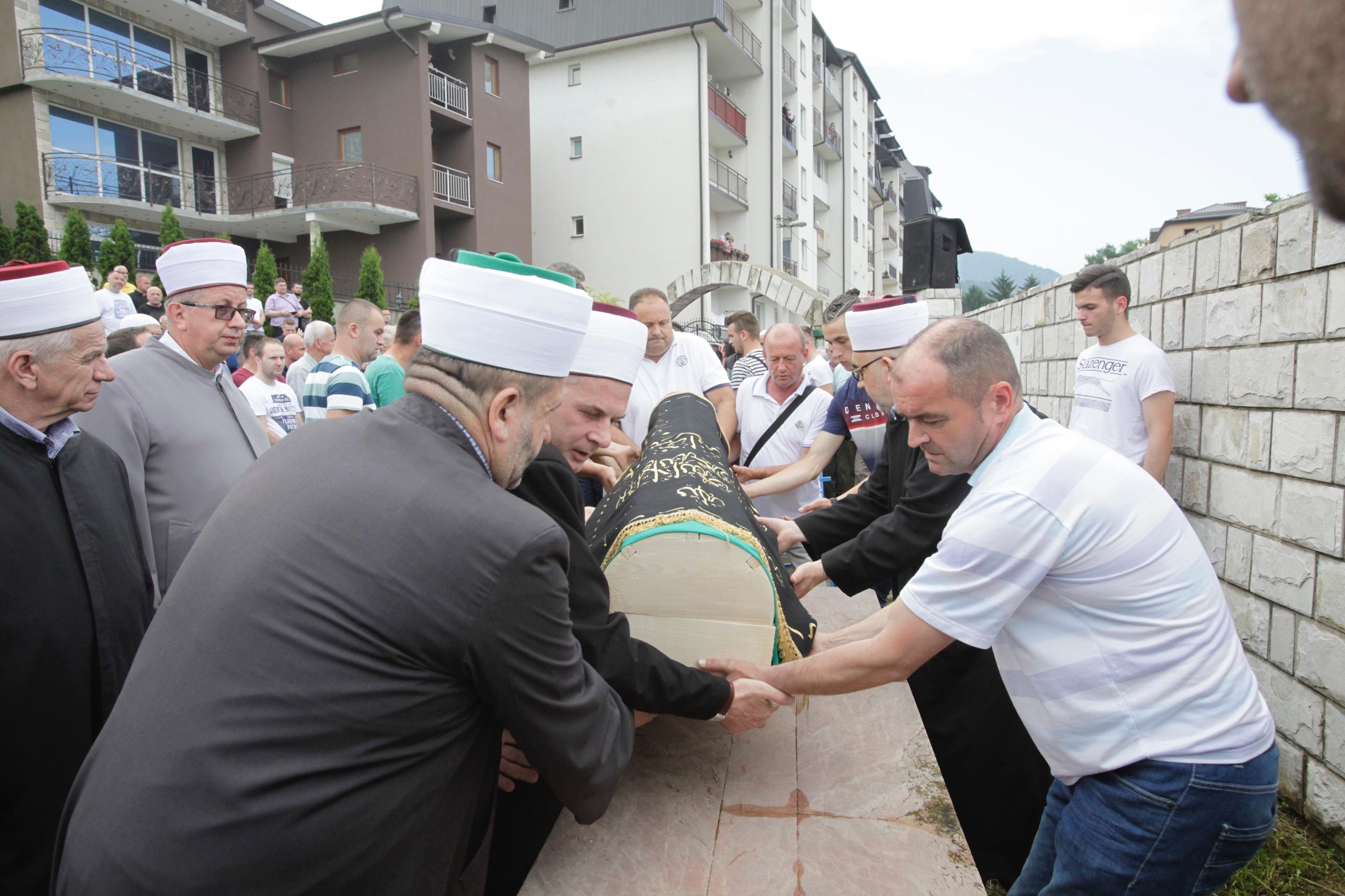 Dženaza nastaradalim Brkićima - Avaz