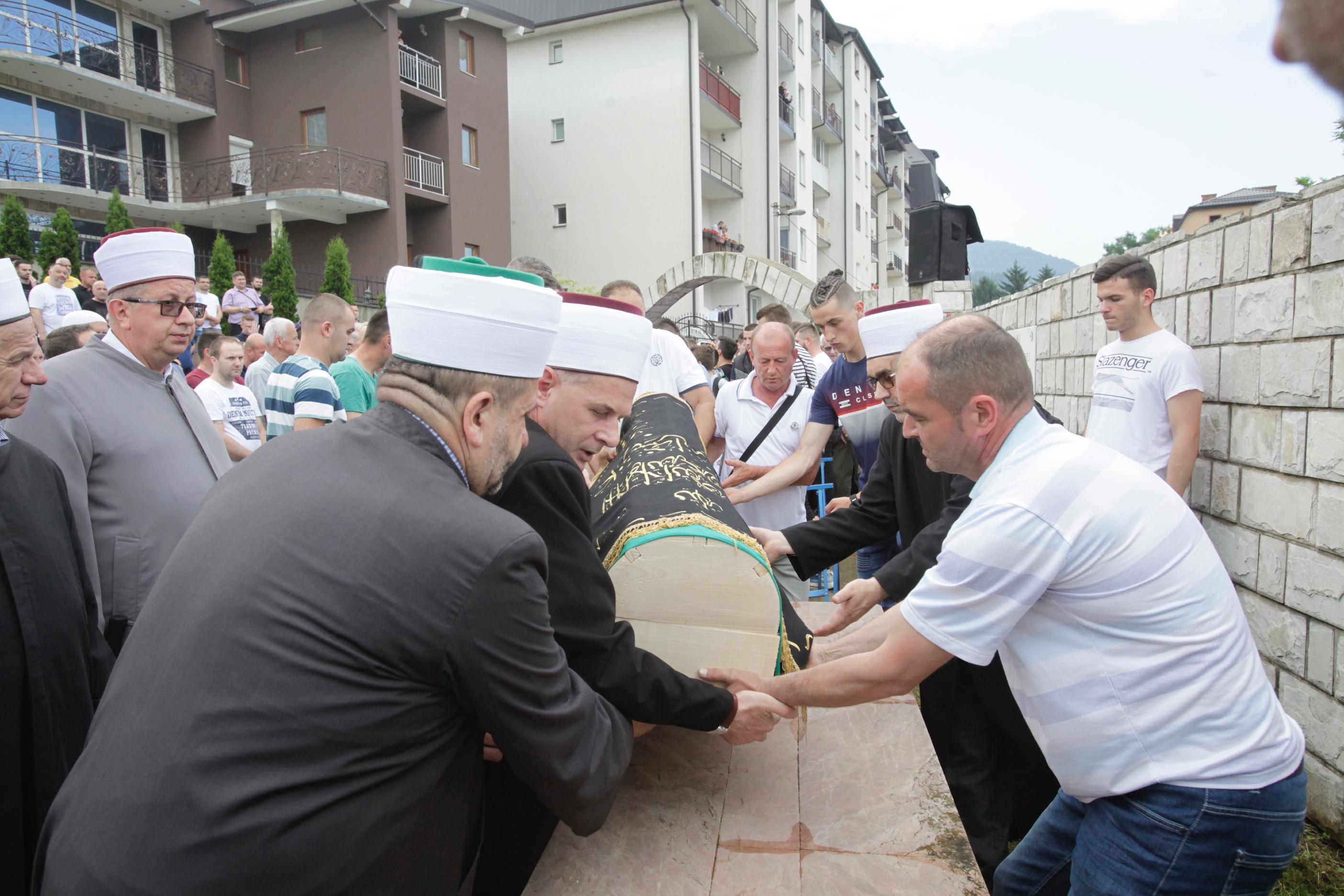 Dženaza nastaradalim Brkićima - Avaz