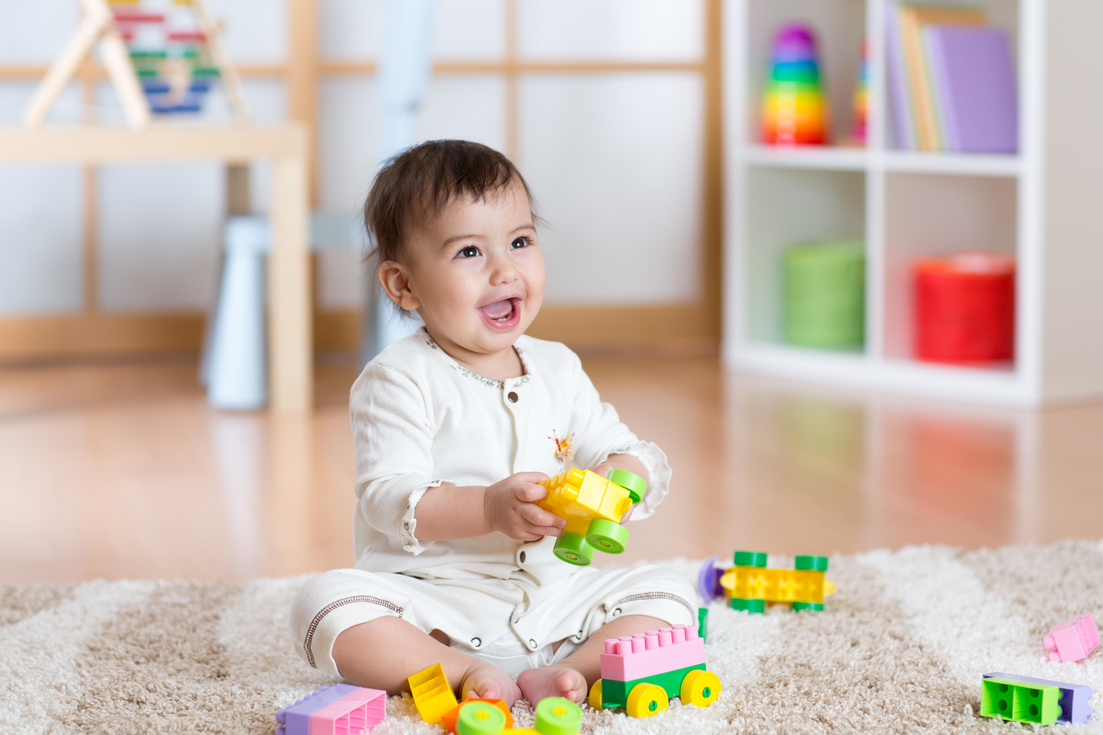 Bebi dajte igračku koja će zadovoljiti njenu znatiželju - Avaz