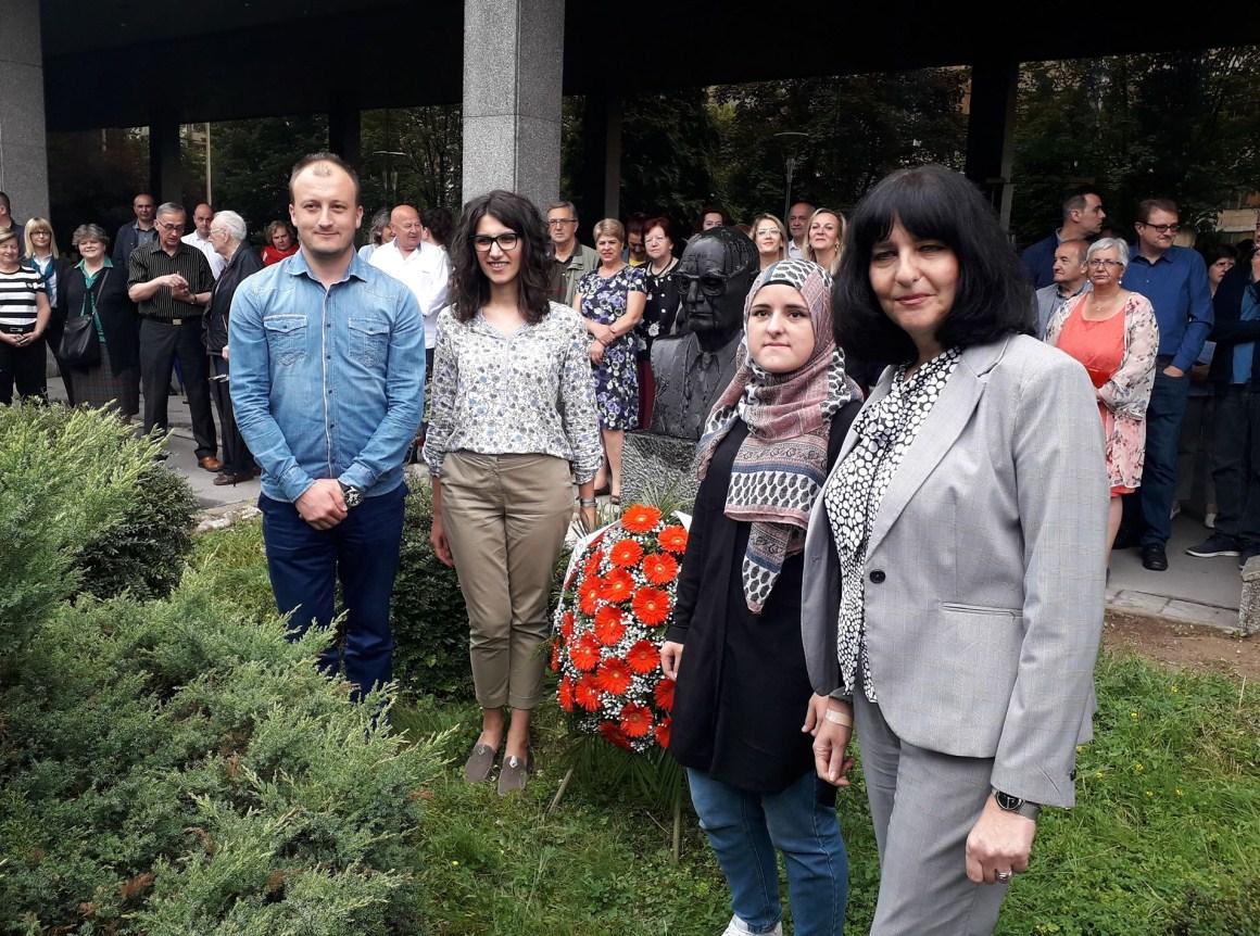 Mladi polaganjem cvijeća odali počast Blumu - Avaz